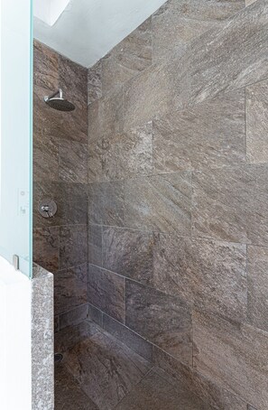 Superior Room | Bathroom | Shower, free toiletries, hair dryer, towels - Viva Merida Hotel Boutique (Mérida)