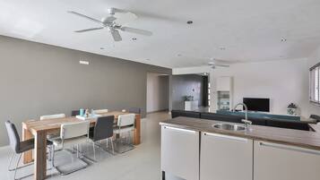 Villa | In-room dining