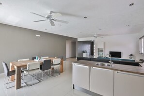 Villa | In-room dining