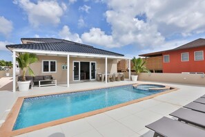 Outdoor pool, pool loungers - Luxury Villa With Pool in Jan Thiel (Jan Thiel)