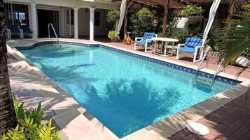 Piscina externa, espreguiçadeiras