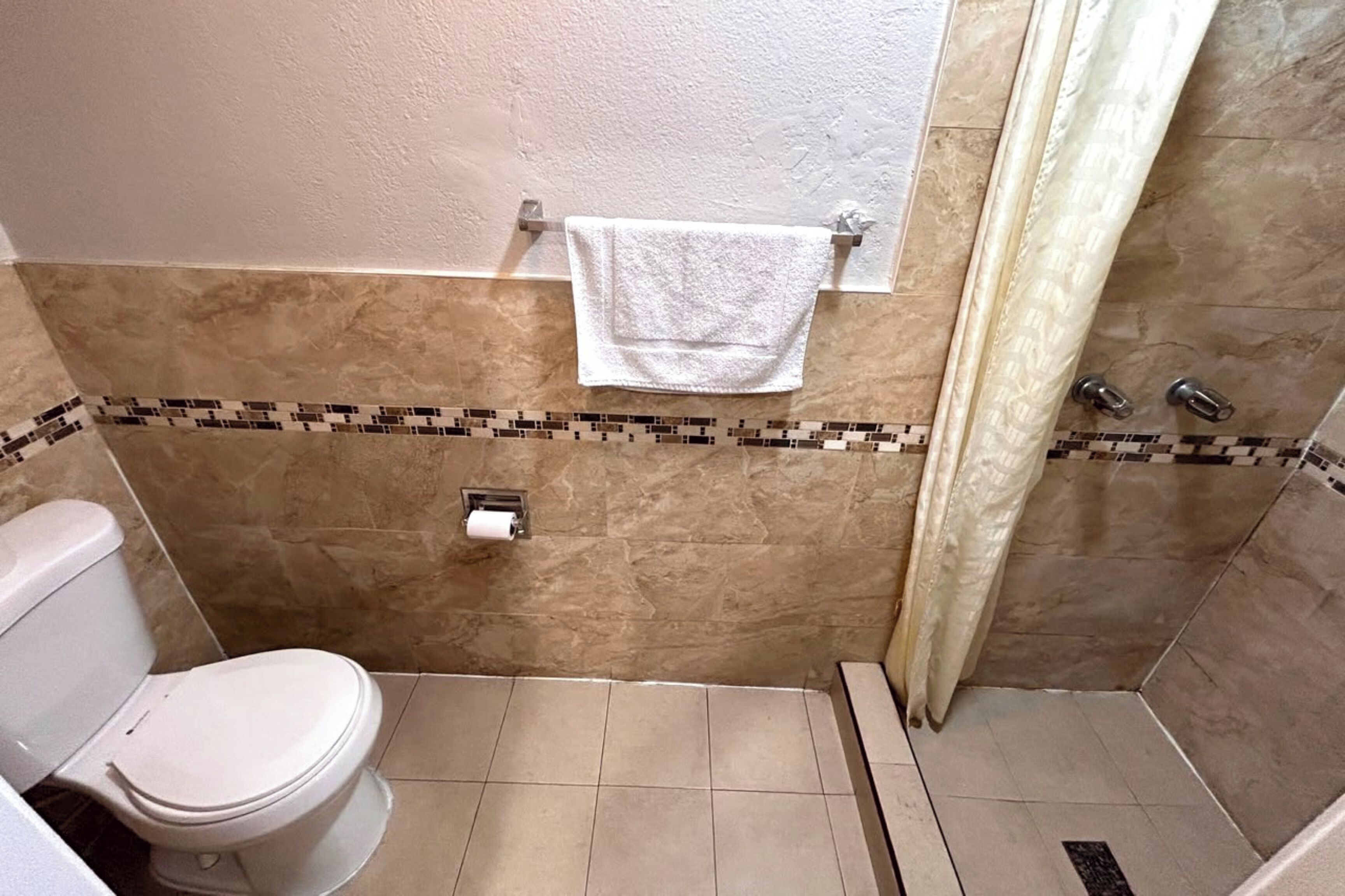 Room, 1 King Bed, Non Smoking | Bathroom | Shower, free toiletries, towels