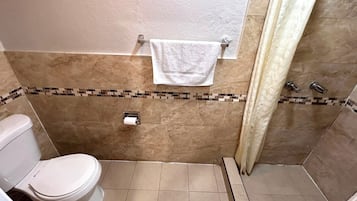 Room, 1 King Bed, Non Smoking | Bathroom