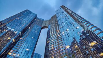 Fachada da propriedade à noite