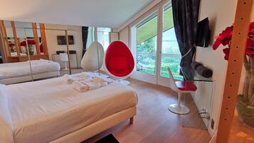 5 chambres, coffres-forts dans les chambres, bureau