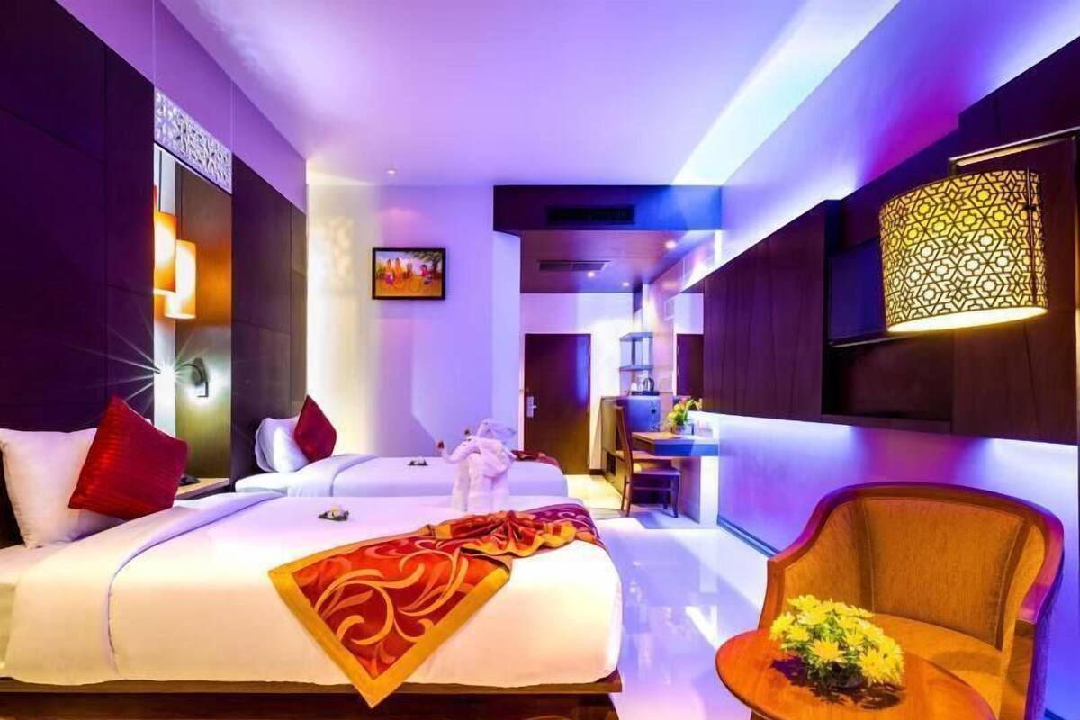 Une chambre d’hôtel avec un grand lit, un bureau et une chaise.