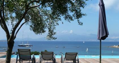 Villa avec piscine et vue panoramique sur Ajaccio et les Iles Sanguinaires.