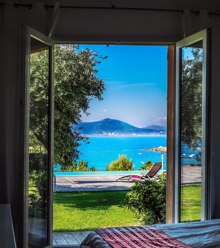 Villa avec piscine et vue panoramique sur Ajaccio et les Iles Sanguinaires.
