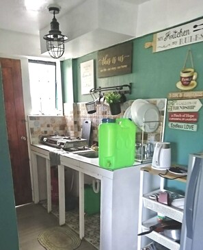 ตู้เย็นขนาดใหญ่, ไมโครเวฟ, เตาประกอบอาหาร, เครื่องชงกาแฟ/ชา