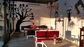 Lobby sitting area - Mamo Resort Samui (Koh Samui)