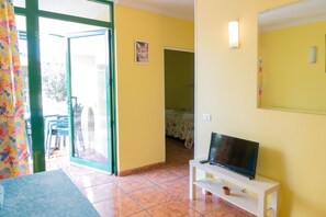 2 bedrooms, in-room safe, WiFi, bed sheets - "Apartamento Pepe" in Playa del Ingles in Gran Canaria ground floor.  (San Bartolomé de Tirajana)
