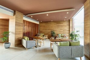 بوفيه فطور يوميًا بتكلفة قدرها (10 USD للشخص)