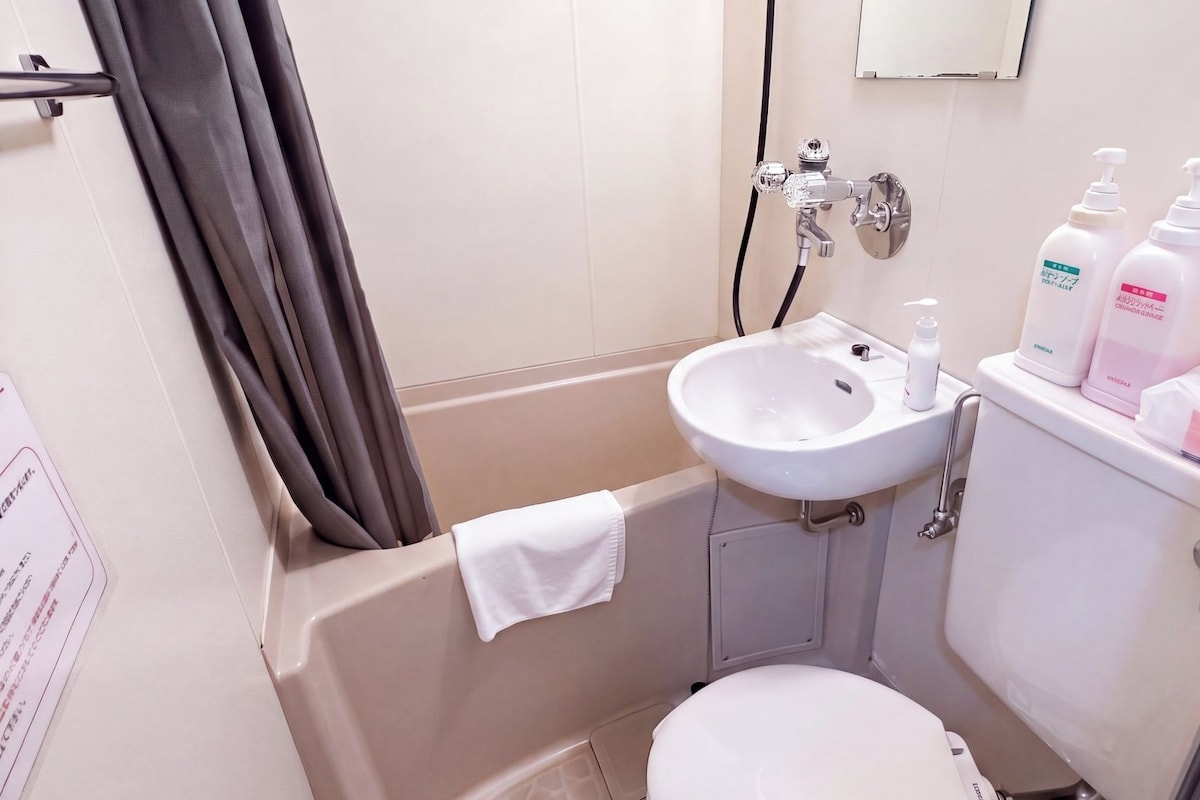 Amenidades de baño gratuitas, secadora de cabello, toallas