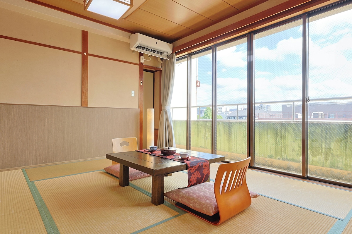Habitación de estilo japonés (10 Tatami Room / With Bath & Toilet) | Wifi gratis y ropa de cama 