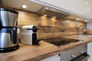 Réfrigérateur, micro-ondes, four, plaque de cuisson