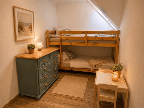 3 chambres, fer et planche à repasser, lit de bébé portatif