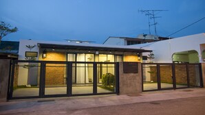 Ein modernes Gebäude mit befestigtem Eingang, einer Ziegelmauer und einer flachen Dachfläche.