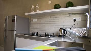 House, 3 Bedrooms | Private kitchen | Full-sized fridge, stovetop, electric kettle, cookware/dishes/utensils