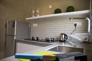 Casa, 3 habitaciones | Cocina privada | Refrigerador con congelador, parrilla de estufa y tetera eléctrica 