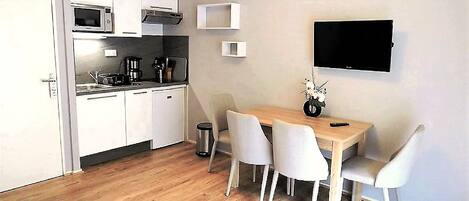 Een koffiezetapparaat/waterkoker, een koelkast, een magnetron, een oven