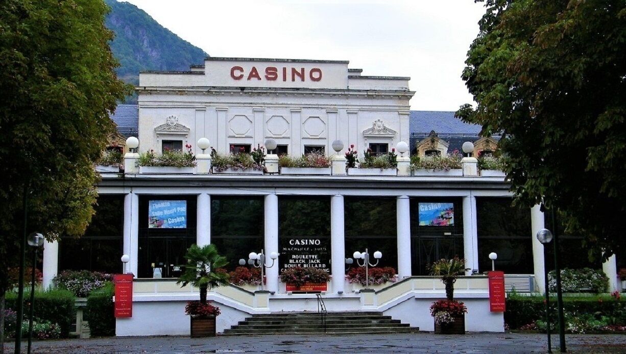 Un edificio con un letrero grande que dice 'CASINO' en la parte superior.