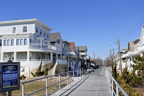 Exterior - 3 House from the Beach....Ocean Views from EVERY ROOM! (Atlantic City)