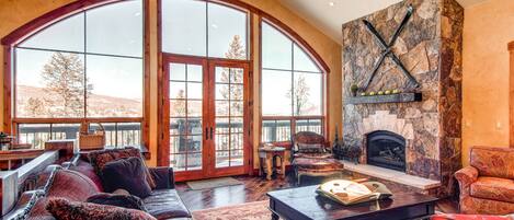 Smart TV, caminetto, lettore DVD, tavolo da calcetto