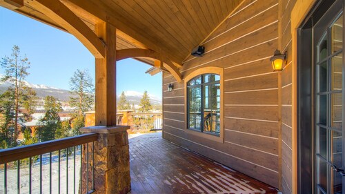 Views of the 10 mile range - 7 min from the slopes in this luxurious chalet! 