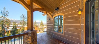 Luxury 4400 Qm Executive Home in den Highlands