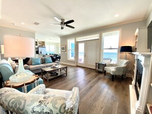 Fernseher, DVD-Player, Bücher, Stereoanlage