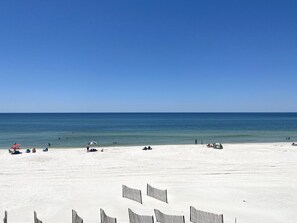 På stranden