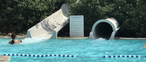 Piscina all'aperto, una piscina riscaldata