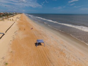 Sur la plage, chaise longue, serviettes de plage