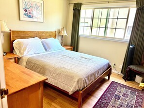 3 bedrooms, in-room safe, desk, iron/ironing board - A Spacious Home with a Great View of San Francisco Bay and Mt Tamalpais (El Cerrito)