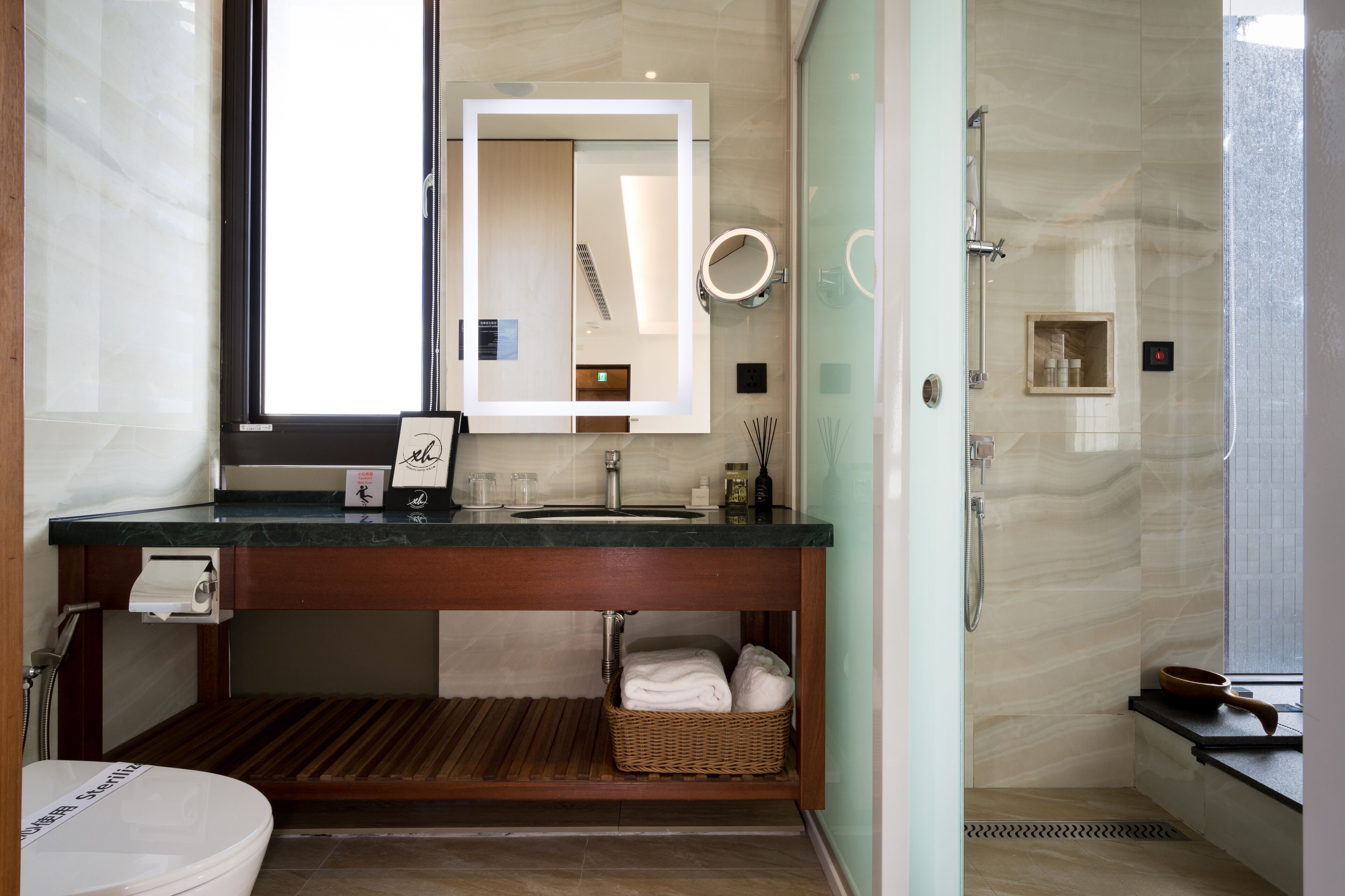 deluxe double room | bathroom | separate bathtub and shower, spring water bathtub, free toiletries