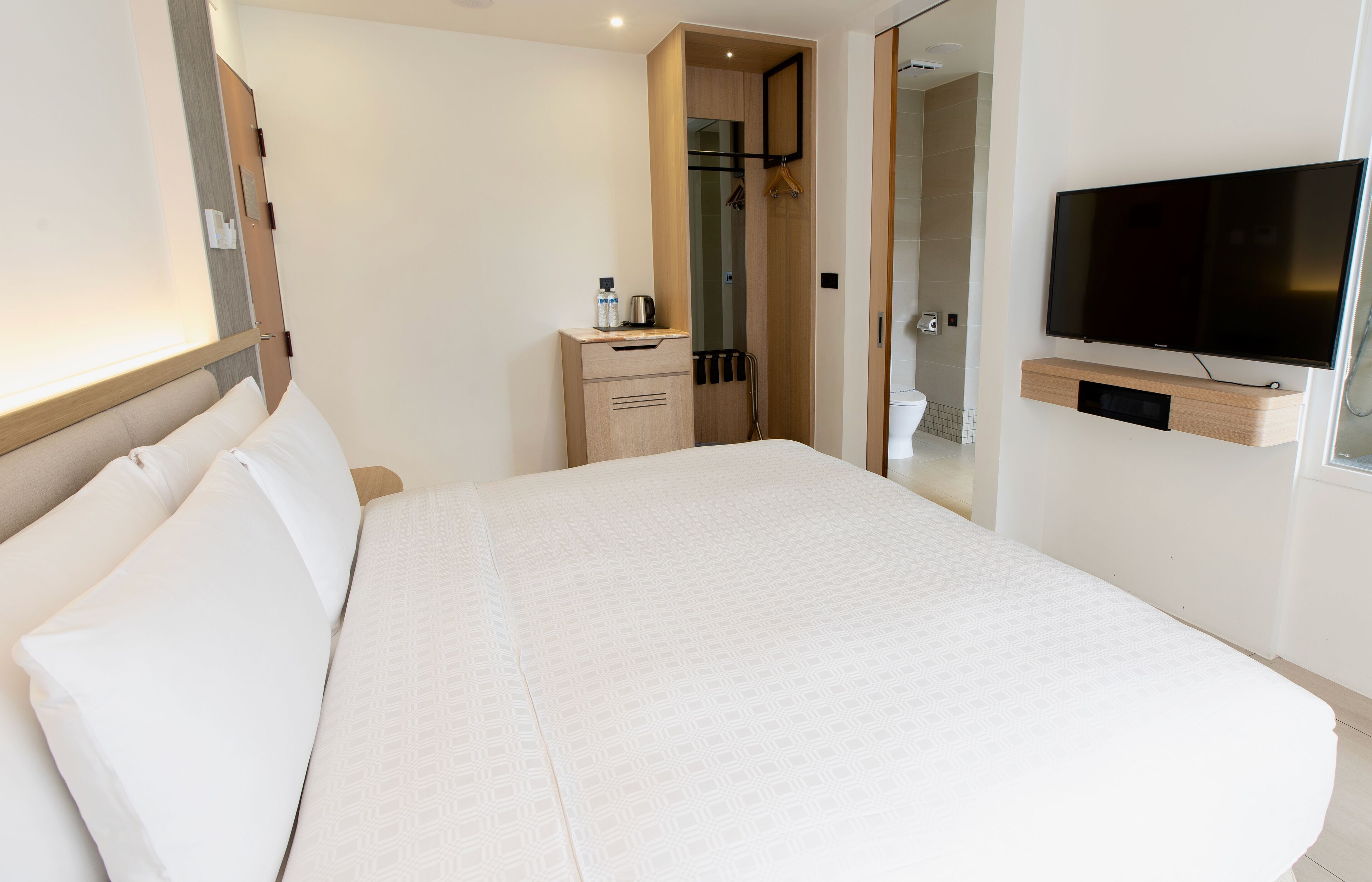 Premium bedding, desk, blackout drapes, free WiFi