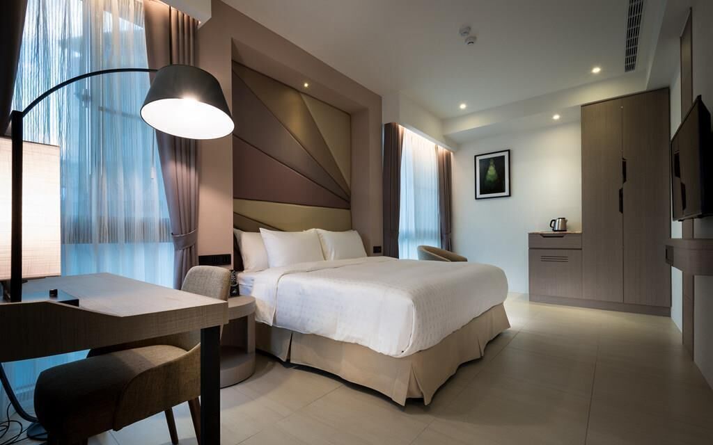 Premium bedding, desk, blackout drapes, free WiFi