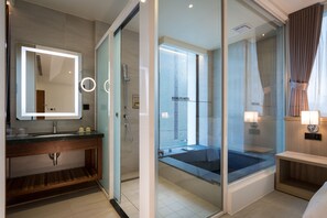 Een aparte badkuip en douche, een bronwaterbad, gratis toiletartikelen