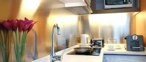 Jääkaappi, mikroaaltouuni, liesi, vedenkeitin