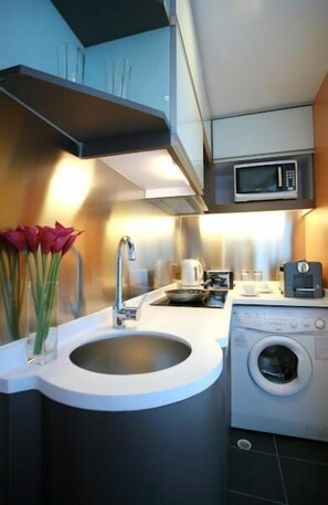 Refrigerador, microondas, parrilla de estufa y tetera eléctrica