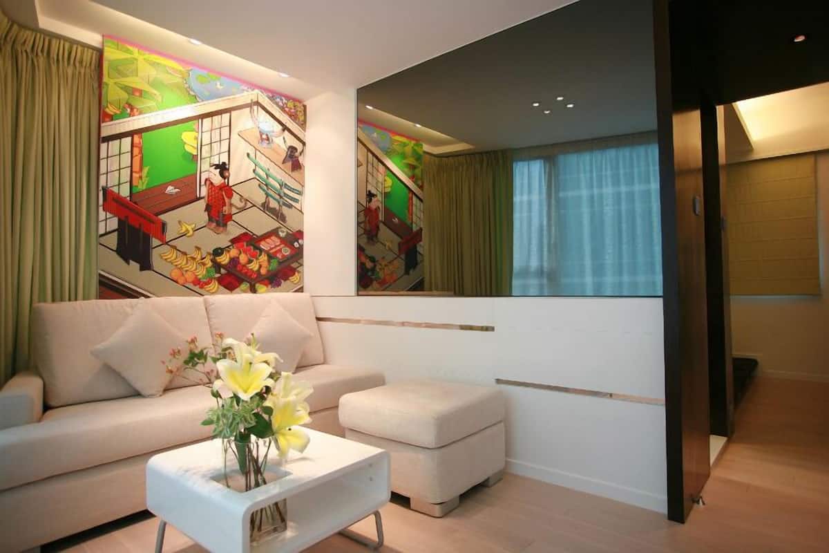 Suite, 1 Bedroom (Higher Floor) | Living room