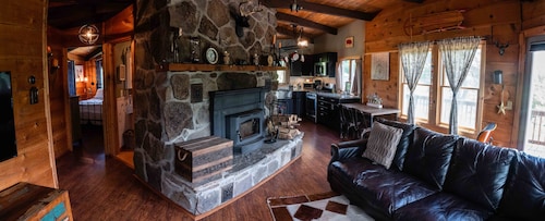 Cozy cabin with great views and fire place! 