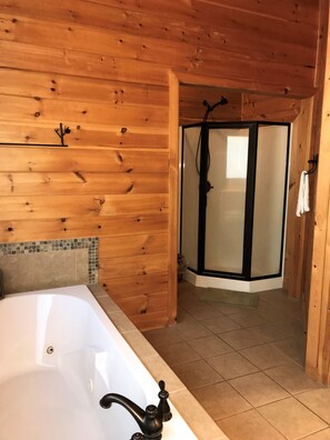 Ensemble douche/baignoire, baignoire à jets, sèche-cheveux