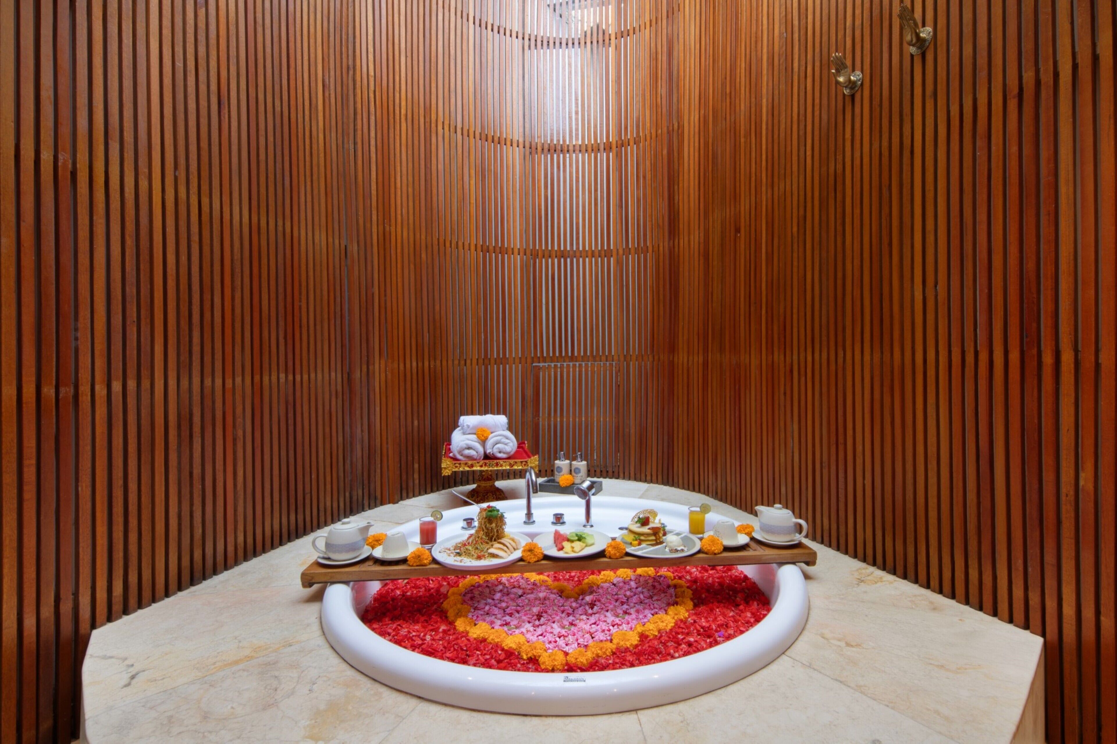 Suite Room with Jacuzzi | 1 室のベッドルーム、ミニバー、セーフティボックス (室内)、デスク