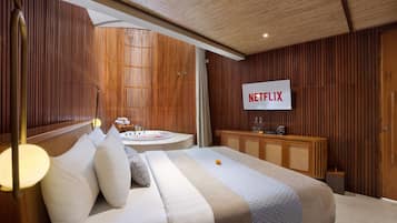 Suite Room with Jacuzzi | 1 phòng ngủ, minibar, két bảo mật tại phòng, bàn