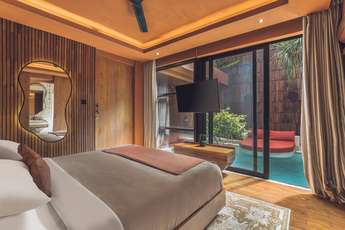 1 kamar tidur, minibar, brankas, dan meja kerja