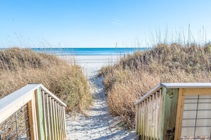 On the beach - Ocean-view condo w/ pool & beach access (North Myrtle Beach)