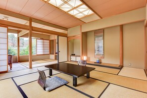 Phòng truyền thống, phòng tắm riêng (Japanese Style, Deluxe) | Két bảo mật tại phòng, bàn, bàn ủi/dụng cụ ủi quần áo 