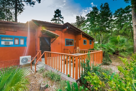 Exterior. V#2 Sam Rayburn Getaway-Best value in town Vacation/fishing/golf- Up to 6 guests