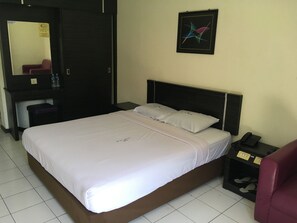 Desk, free WiFi - Lai Lai Mutiara Hotel (Batam)